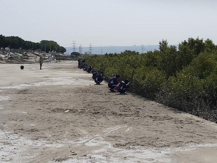 楊明哲老師帶領龍津高中學生海岸生態觀察